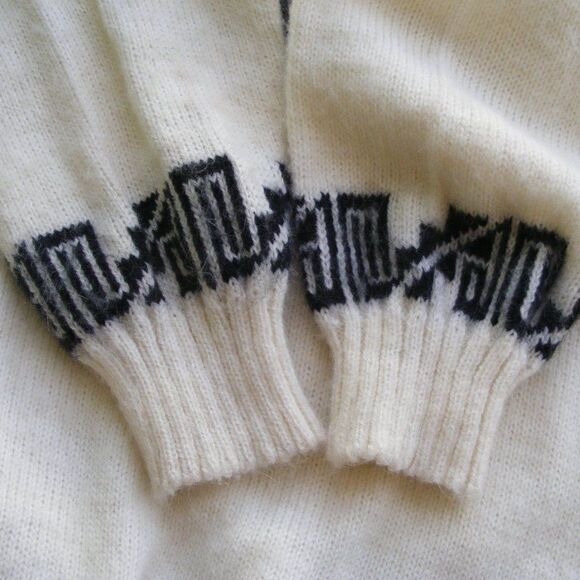 ALPACA Sweater, M/L, Off White with Grey & black Griffins, and geometric trim - Picture 5 of 11